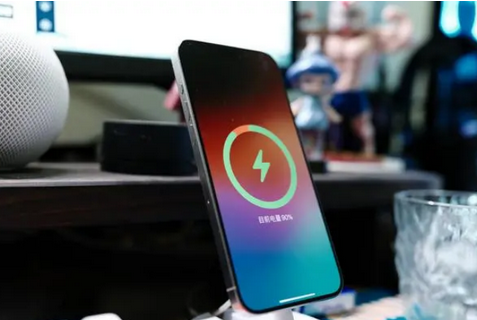 连山苹果15换屏服务分享用什么充电器给iPhone15充电更好 